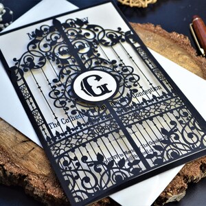 Schwarze Hochzeitseinladung mit personalisiertem Einsatz, Gatefold-Einladung, Laserschnitt-Einladung, rustikale Einladung, Auswahl des Farbeinsatzes.