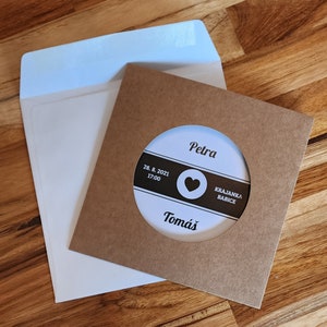 Invito a nozze a tema disco. Imitazione di un disco in una custodia. Personalizzato con i tuoi dati. Può essere utilizzato per qualsiasi evento, non solo per un matrimonio.