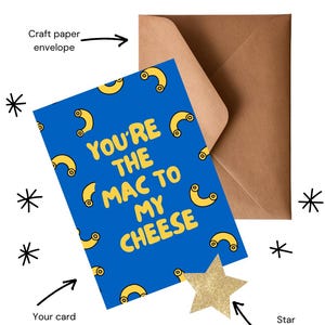 Linda tarjeta de felicitación hecha a mano con macarrones con queso. Personalizable y ecológica. Diseños únicos para todas las ocasiones. Interior en blanco.