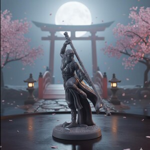 Könnte beinhalten: Graue Figur eines Kriegers in dynamischer Pose, der einen Stab hält. Die Figur ist vor dem Hintergrund eines japanischen Tors, einer Brücke und Kirschblütenbäumen mit Vollmond am Himmel platziert. Die Szene weckt ein Gefühl von Ruhe und Stärke.