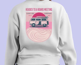 Sudadera con capucha con texto "Me dirijo a una reunión de la junta directiva": furgoneta de surf vintage y estética playera