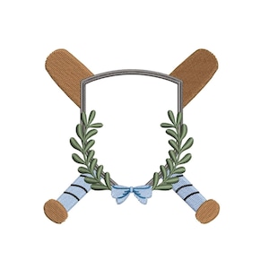 Pode incluir: Um escudo prateado com uma coroa de louro e dois bastões de beisebol marrons cruzados com listras azuis e brancas. Um laço azul está amarrado no centro dos bastões.