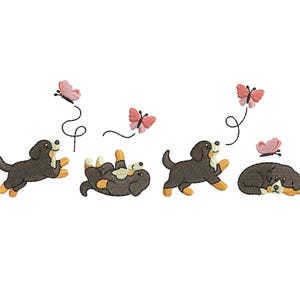 Op de afbeelding: Geborduurd ontwerp met vier speelse puppy's die roze vlinders achternazitten. De puppy's zijn bruin en zwart met bruine poten en oren. De vlinders zijn roze met zwarte details, tegen een witte achtergrond.