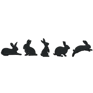 Può includere: Cinque immagini di silhouette nere di conigli in varie pose. I conigli sono rivolti a destra, con un coniglio che salta in aria.