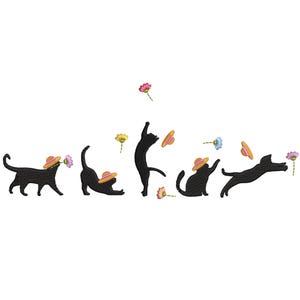 Puede incluir: Siluetas de cinco gatos negros jugando con sombreros de paja y flores. Los gatos están en varias poses, incluyendo saltar, sentarse y estar de pie. Las flores son rosas, amarillas y azules.