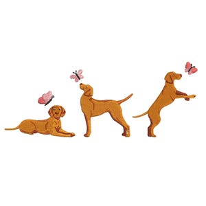 Op de afbeelding: Geborduurd ontwerp met drie goudbruine honden die interageren met roze vlinders. Eén hond ligt, een andere staat en de derde springt. De vlinders hebben zwarte details. Het ontwerp staat op een witte achtergrond.
