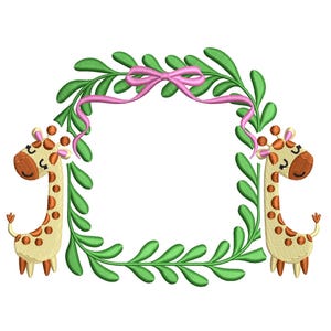 Puede incluir: Una corona de hojas verdes con un lazo rosa y dos jirafas de dibujos animados a cada lado. La corona es perfecta para una baby shower o decoración de guardería.