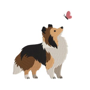 Könnte beinhalten: Ein Stickmuster, das einen dreifarbigen Shetland Sheepdog mit schwarzem, lohfarbenem und weißem Fell im Profil zeigt. Der Hund blickt nach oben zu einem kleinen, rosa Schmetterling mit schwarzen Flügeldetails, der über seinem Kopf schwebt.