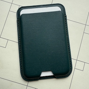 Cartera magnética minimalista de cuero sintético con grabado personalizado para teléfono