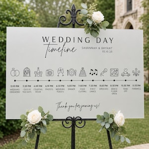 Puede incluir: Un letrero rectangular de color verde claro con el cronograma del día de la boda, con texto e iconos negros. El letrero muestra los nombres Savannah & Bryant, la fecha 10.10.23 y un horario cronológico de 15:00 a 23:30, decorado con rosas blancas.
