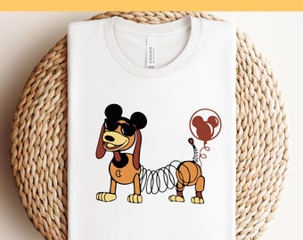 Slinky Dog DTF, Toy Story DTF, Personagens Disney DTF, Orelhas de Mickey Slinky Dog DTF, Presente para Amantes de Cães Slinky, Camiseta Família Amante de Cães, Disney DTF