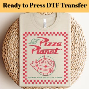 Pizza Planet DTF-överföring, tryckklar värmeöverföring, Toy Story Alien-skjortdesign, Disney-familjesemester DTF, Buzz Lightyear DTF-tryck