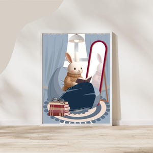 Puede incluir: Ilustración enmarcada de un conejo de dibujos animados leyendo un libro en un puf. El conejo lleva un suéter y se refleja en un espejo. Una pila de libros y gafas están en primer plano. La escena está junto a una ventana.