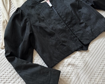 Chaqueta Trachten austriaca vintage de seda cruda negra, blazer gótico victoriano corto, hombros abullonados.