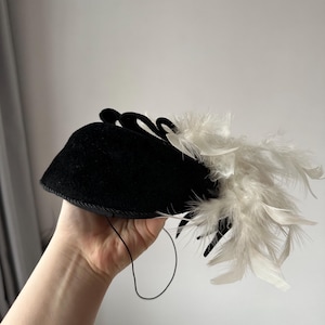 vintage 50s velvet black round hat with feathers, Vintage ladies hat, Vintage Tilt Hat, Church Hat, Ladies hats with feathers
