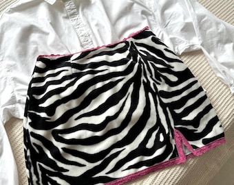 Vintage y2k animal prin velvet mini skirt, 00style, 90s style, fishbone skirt