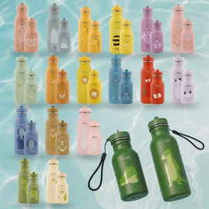 Op de afbeelding: Een collectie van diverse gekleurde metalen drinkflessen met dierenillustraties en namen. Elke fles heeft een bijpassende kleinere versie. De flessen tonen karakters zoals katten, haaien, giraffen, bijen, olifanten en krokodillen met namen zoals Lucas, Finn en Elisa.