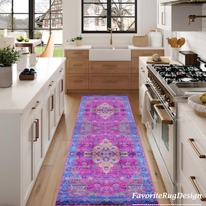 Puede incluir: Un tapete de corredor rosa, morado y azul con un dise&ntilde;o floral. El tapete est&aacute; colocado en una cocina con gabinetes blancos y una estufa de acero inoxidable.