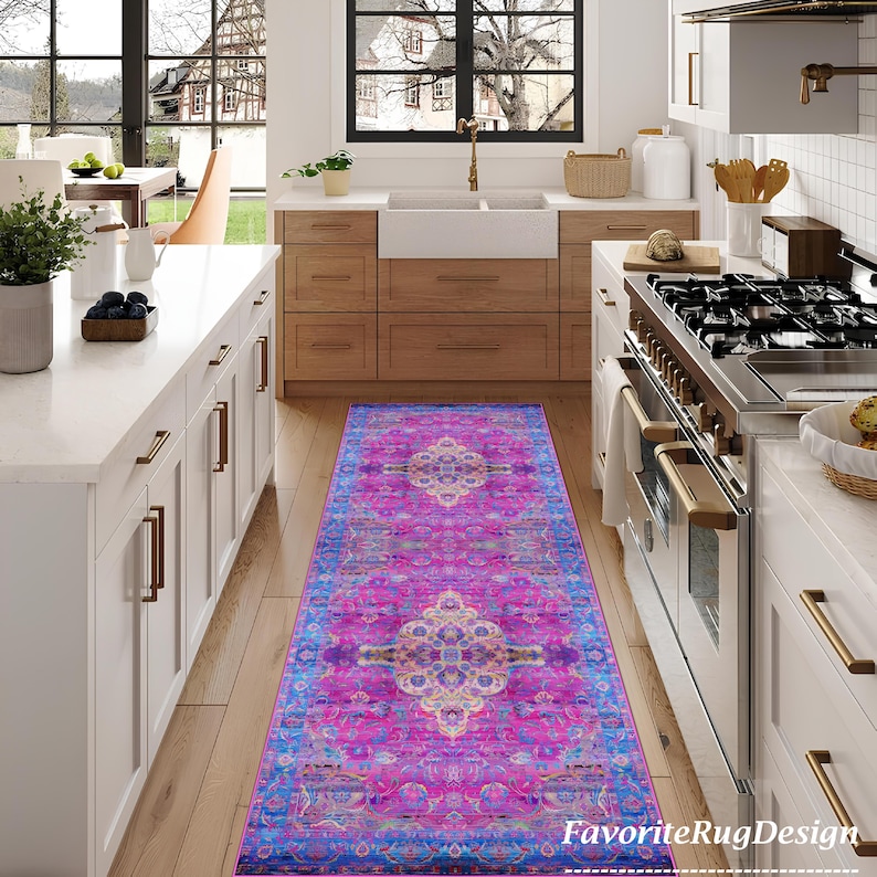 Puede incluir: Un tapete de corredor rosa, morado y azul con un dise&ntilde;o floral. El tapete est&aacute; colocado en una cocina con gabinetes blancos y una estufa de acero inoxidable.
