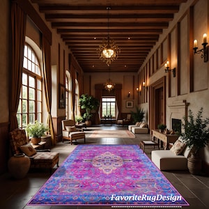Puede incluir: Una alfombra grande con un patr&oacute;n intrincado en tonos de rosa, morado y azul, con un dise&ntilde;o central de medall&oacute;n. La alfombra se coloca en una habitaci&oacute;n espaciosa y elegante con techos altos y vigas de madera.