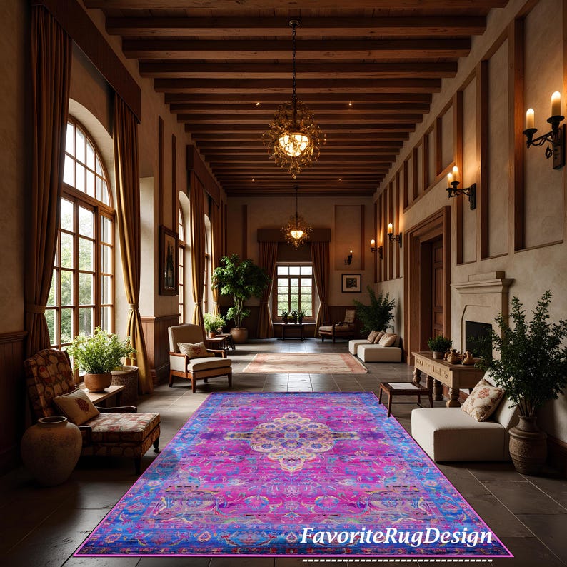 Puede incluir: Una alfombra grande con un patr&oacute;n intrincado en tonos de rosa, morado y azul, con un dise&ntilde;o central de medall&oacute;n. La alfombra se coloca en una habitaci&oacute;n espaciosa y elegante con techos altos y vigas de madera.