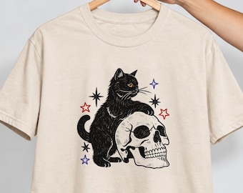 Camiseta vintage de gato negro sobre calavera, camiseta gótica alternativa, diseño artístico estrellado.