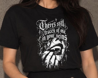 Camiseta gótica de vampiro desgastada – Tipografía gótica de romance oscuro