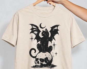 Camiseta gótica con alas de murciélago y gato negro, arte alternativo Y2K, diseño de calavera y luna.