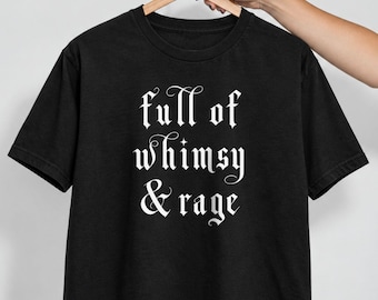 Camiseta de estilo inglés antiguo - Camiseta con tipografía gótica gótica, llena de fantasía y furia, estilo Dark Academia.