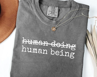 Camiseta Comfort Colors® Human Being, camiseta minimalista anti-estrés, regalo ideal para introvertidos.