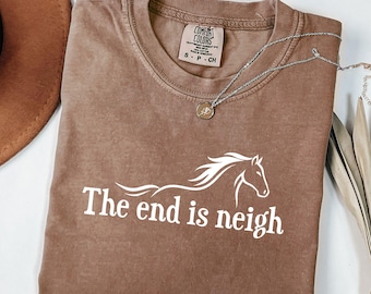 Camiseta Comfort Colors con estampado divertido de caballos: El fin está cerca.