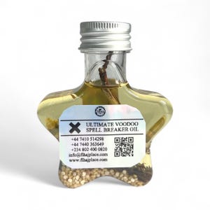 Puede incluir: Una botella de vidrio en forma de estrella llena de líquido amarillo y pequeñas semillas. La botella tiene una tapa plateada y una etiqueta con el texto "ULTIMATE VOODOO SPELL BREAKER OIL" e información de contacto.