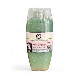 Pode incluir: Uma garrafa de plástico transparente de "Anti Attack Body Wash" com um rótulo verde e rosa. O rótulo inclui o texto "Jehovah Products" e um código QR. O gel de banho parece ser de cor verde clara.