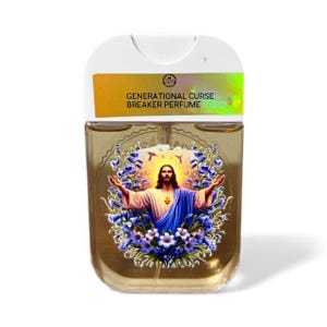 Puede incluir: Un frasco de perfume con tapa blanca y una etiqueta que dice "GENERATIONAL CURSE BREAKER PERFUME". El frasco presenta una imagen de Jesús rodeado de flores azules. El perfume es de color ámbar claro.