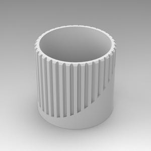 以下が含まれることがあります： 白の円筒形のセラミックプランターで、溝模様が施されています。プランターの内側は滑らかで白いです。