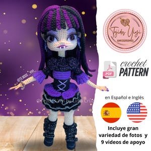 Puede incluir: Muñeca de ganchillo hecha a mano, con una combinación de colores morado y negro. La muñeca tiene pelo largo negro y morado, un cuello negro y un vestido morado. La imagen incluye el texto "crochet PATTERN" y el logo Tejidos Yiyi.