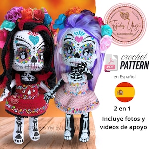 May include: Two crochet amigurumi dolls dressed as sugar skulls. The dolls are wearing colourful dresses and have intricate details on their faces. The dolls are standing on a wooden surface. The image includes the text "crochet PATTERN en Español 2 en 1 Incluye fotos y videos de apoyo".