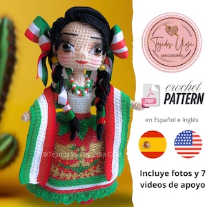 Puede incluir: Muñeca de ganchillo hecha a mano con un vestido mexicano tradicional en rojo, verde y blanco. La muñeca tiene trenzas negras, un collar de cuentas y un tocado a juego. La imagen incluye texto para un patrón de ganchillo en español e inglés.