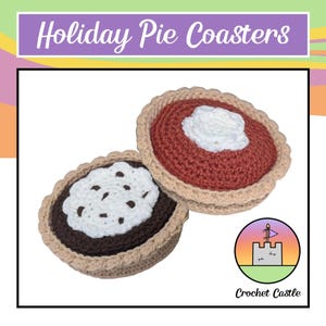 Könnte beinhalten: Gehäkelte Feiertags-Kuchenuntersetzer. Ein Untersetzer ist braun mit einem weißen Belag, der andere ist rot mit einem weißen Belag. Die Untersetzer sind rund mit einem beigen Krustenrand. Das Bild enthält den Text "Holiday Pie Coasters" und ein Logo für "Crochet Castle".