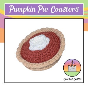 Peut inclure: Sous-verre en forme de tarte à la citrouille crochetée, avec une garniture de crème fouettée blanche. Le sous-verre est fait de fil marron, beige et blanc. Le texte "Pumpkin Pie Coasters" est en haut de l'image.