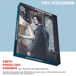 Peut inclure: Boîtier de protection vide pour Steelbook, avec le film "The Prestige". Le boîtier bleu foncé présente une illustration d'un homme en costume et d'une femme en corset. Le texte "FITS STEELBOOK" est en haut. Construction rigide de 2 mm.