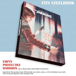 Könnte beinhalten: Schutzbox für eine Steelbook-Hülle mit Artwork von "The Shining". Das Cover zeigt eine Person, die ein Messer vor einer Tür hält, auf der das Wort "REDRUM" in blutroten Buchstaben steht. Der Text "The Shining" ist oben zu sehen.