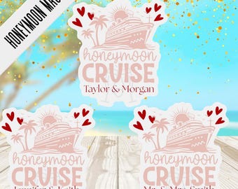 Könnte beinhalten: Rosafarbene Hochzeitsreise-Magnete mit Kreuzfahrt-Design. Jeder Magnet zeigt eine Kreuzfahrt-Illustration, die Worte "honeymoon CRUISE" sowie personalisierte Namen und Daten. Rote Herzen und Palmen sind ebenfalls enthalten.