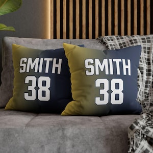 Peut inclure: Panneau en bois rustique avec l'inscription "Welcome to our home" en lettres blanches. Le panneau présente une finition vieillie et un design simple et accueillant, idéal pour un porche ou une entrée.