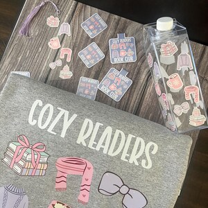 Garrafa de água de caixa de leite do Cozy Readers Book Club - Vibes femininas de livros rosa e roxo