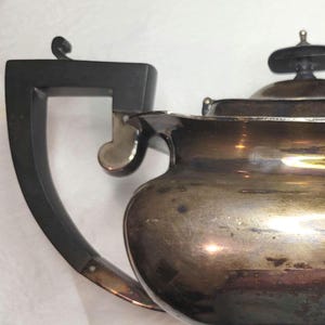 Tetera georgiana de Francis Howard, EPNS, asa de baquelita, pátina, siglo XIX.
