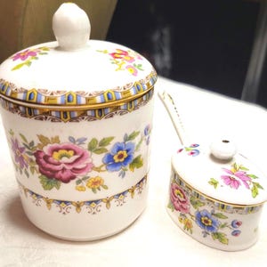 Set di due teiere con coperchio "Malvern" di Royal Grafton, anni '50, con decorazioni floreali, in porcellana fine e doratura.