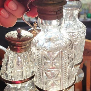 Soporte para vinagreras Atkin Brothers EPNS c. 1885 Botellas con diseño variado