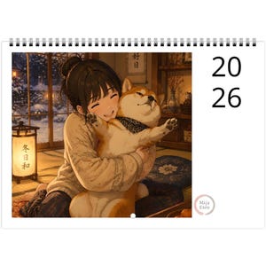 Könnte beinhalten: Ein Kalender für 2026 mit einer Illustration einer Person, die einen Shiba Inu-Hund umarmt. Die Illustration verwendet warme Farben, der Hund trägt ein schwarzes Halstuch. Der Kalender ist spiralgebunden.