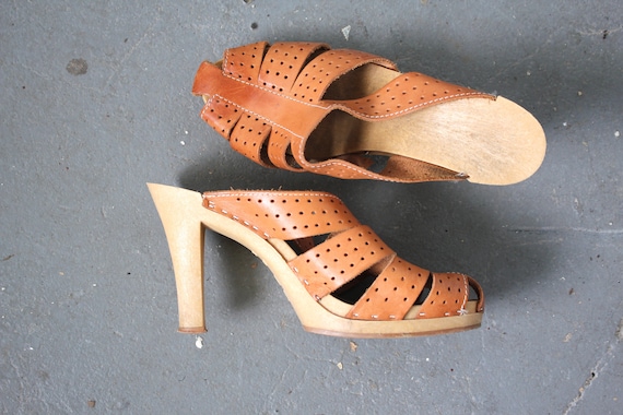 vintage 1970s heels / 70s leather clogs / 1970s br